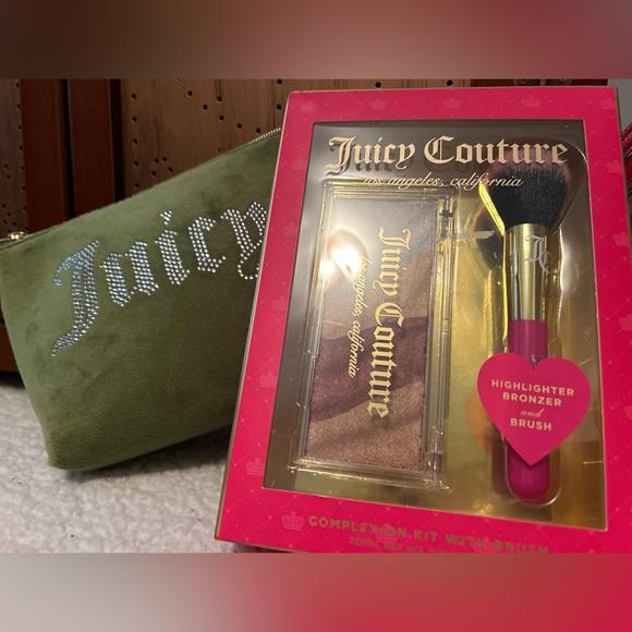 Juicy Couture 2 Piece Green Travel Bag and Makeup Bronzer Set NWT - Picture 1 of 7